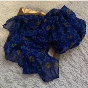 Made in Italy! Very Pretty~Vintage Banana Republic Blue Floral Silk Scarf. 💙